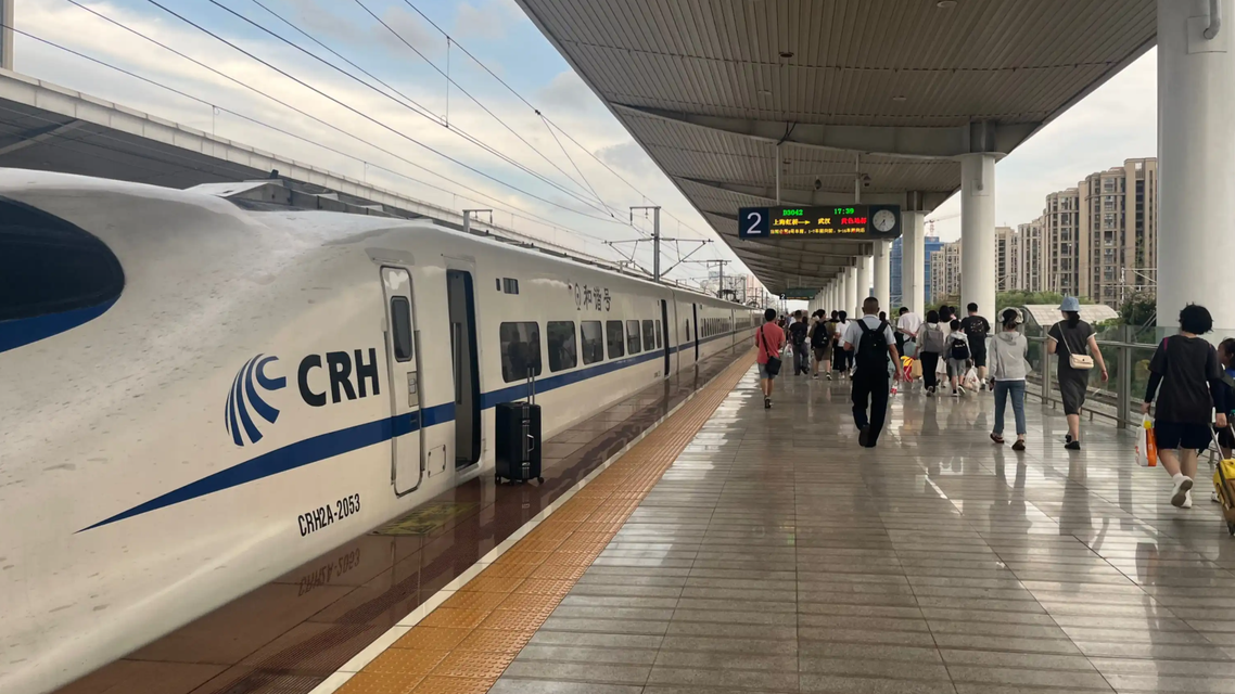 男生高铁站15秒极限换乘