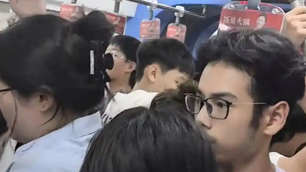 “堵山”“堵景区”后地铁也堵了