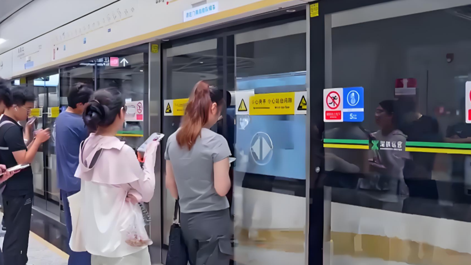 深圳地铁列车能自己洗澡睡觉