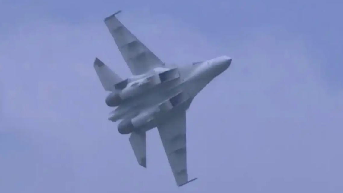 近距离看火力凶猛的歼-16