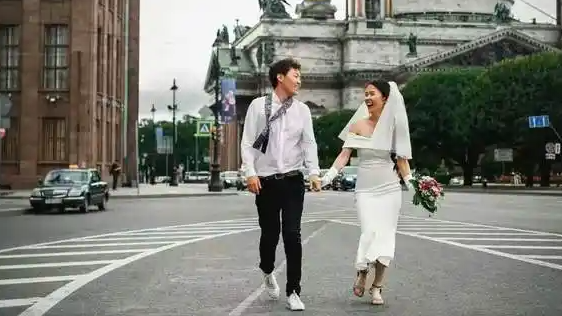 年轻人“改造”婚礼