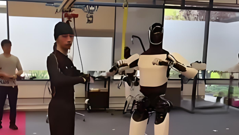 马斯克发布擎天柱机器人学功夫视频