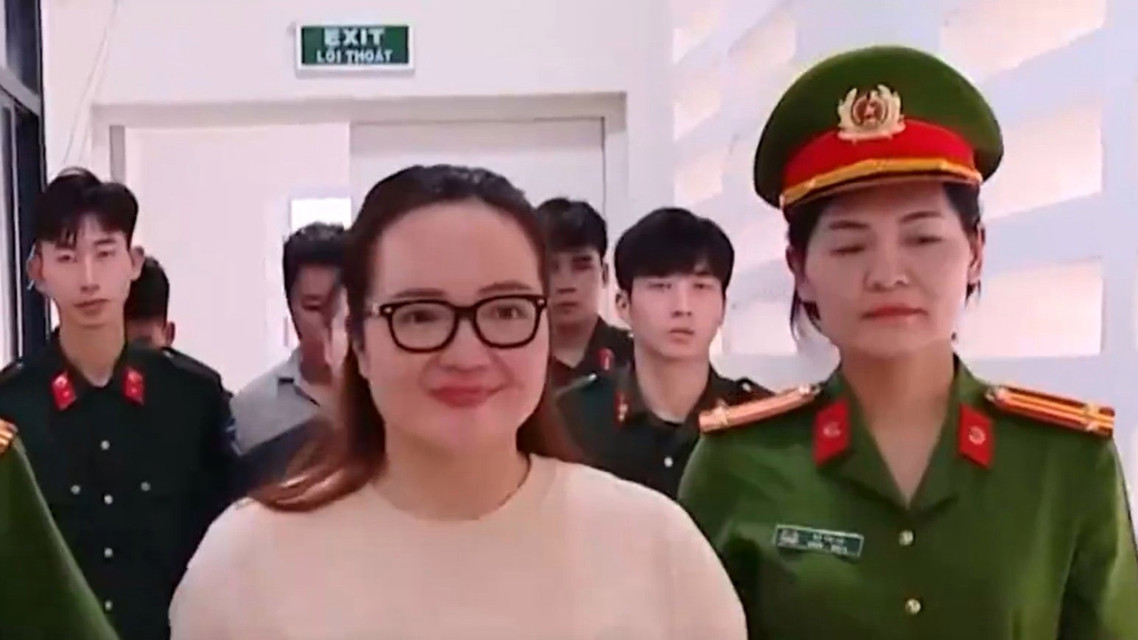 越南女富豪被捕 曾撒钱踩“钞票路”