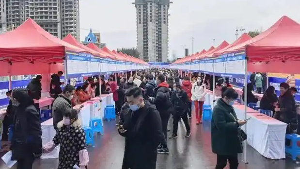 新华社：为打破35岁上限招聘规则叫好