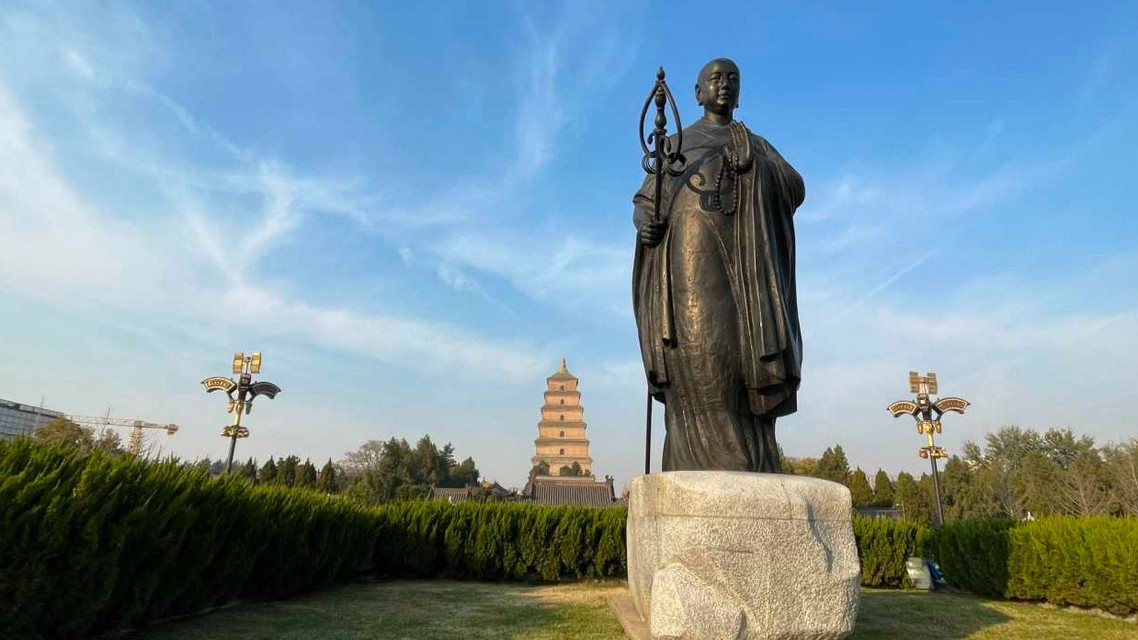 大雁塔玄奘铜像长满青苔系AI生成