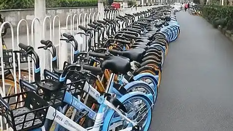 央视曝多地共享单车骑行中自动锁车