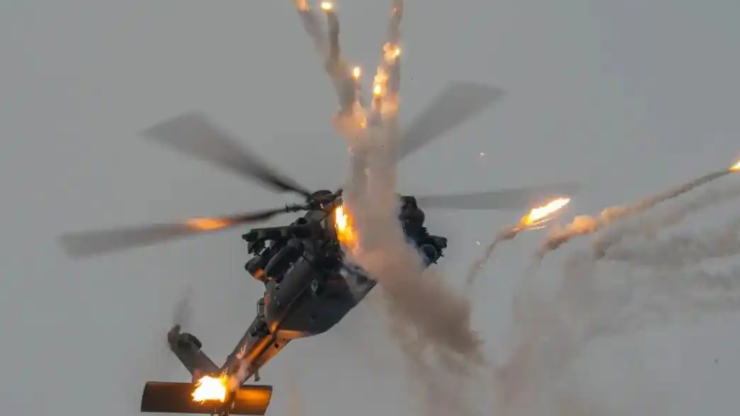 首秀直博会 直-20T“凌空画凤凰”