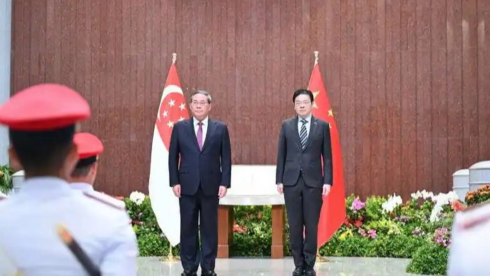 中国与新加坡达成多份合作文件