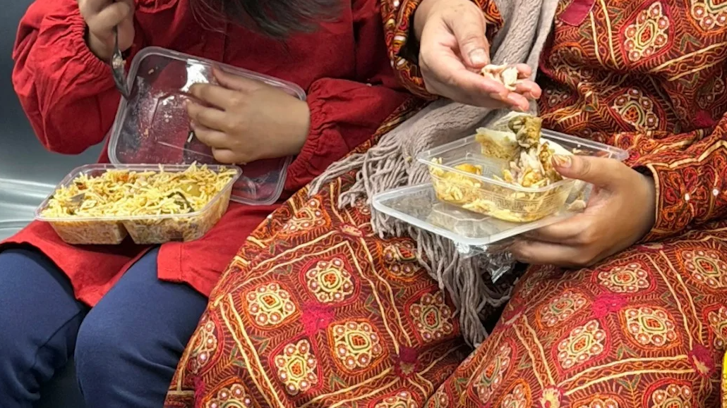 深圳地铁回应印度人在车上吃手抓饭