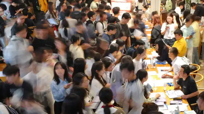 2025年大学生月均生活费1744元