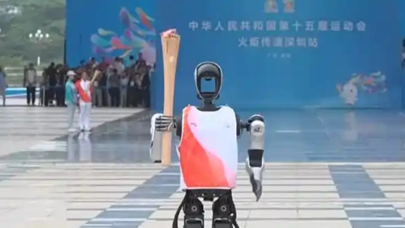 十五运会机器人火炬手“夸父”亮相