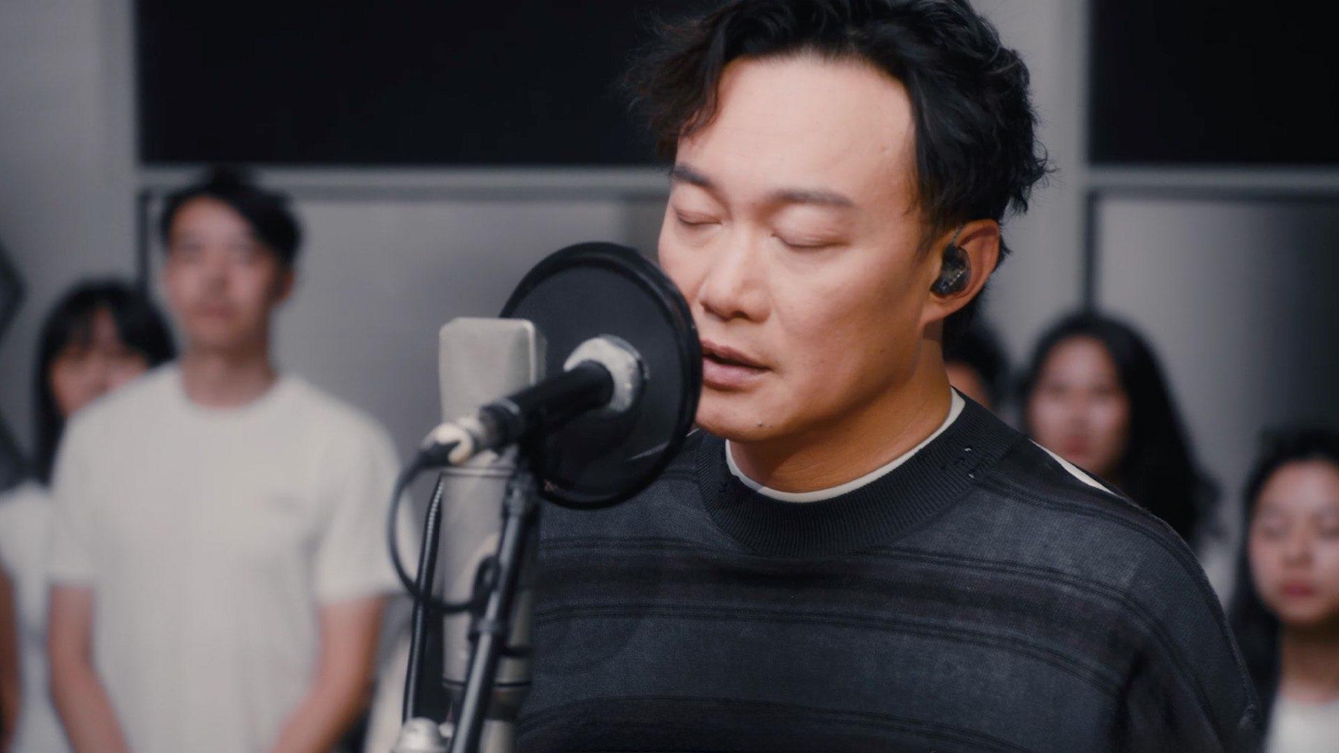 陈奕迅重录《K歌之王》 在录音室落泪