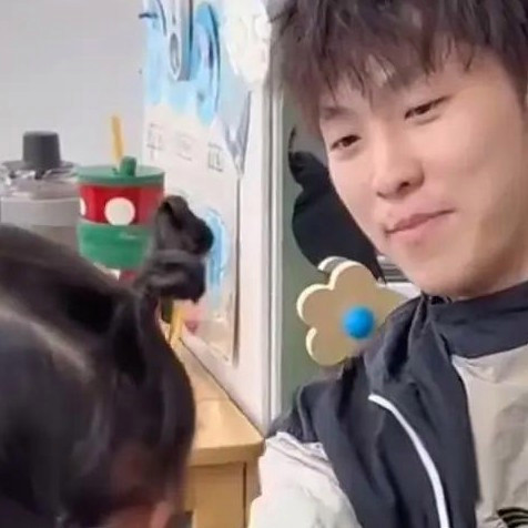 扎完你的扎你的 男幼师成发型主理人