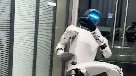 宇树机器人被飞踹后仍能快速起身