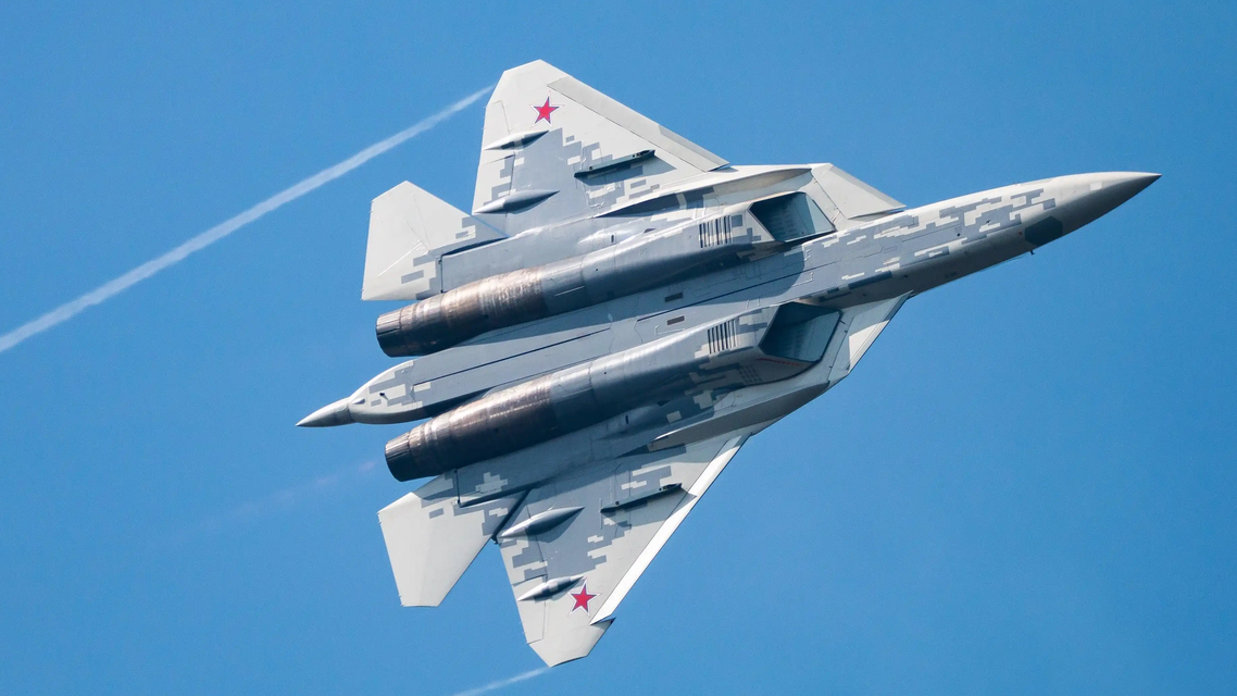 苏57内置弹仓曝光 战机垂直飞入云霄