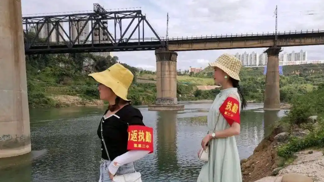 不得要求教师承担上街执勤等任务