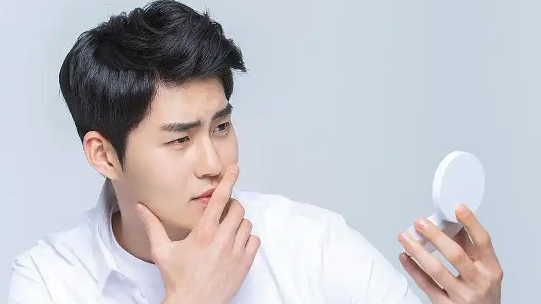 韩国男人争相试用保湿乳和唇膏