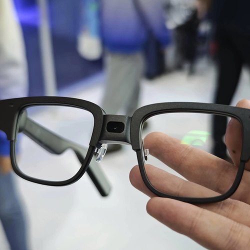 小伙高铁上用AI眼镜玩游戏