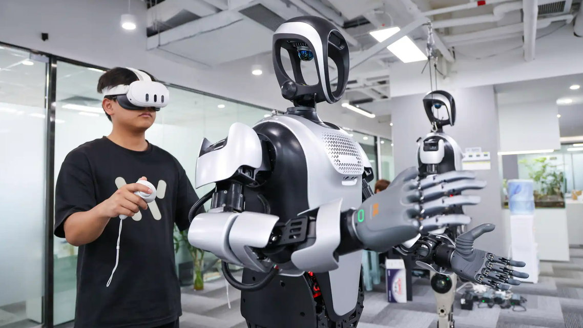 人形机器人为普京献舞