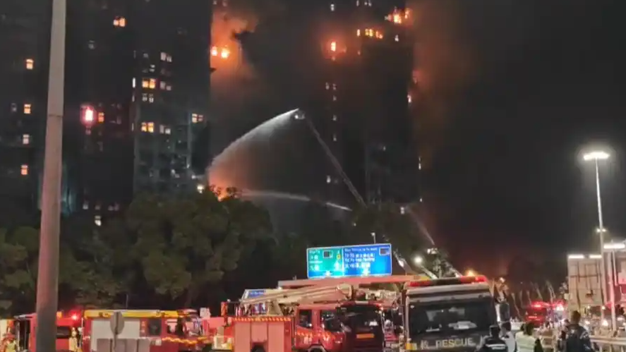 香港火灾44人遇难 3人涉误杀被捕