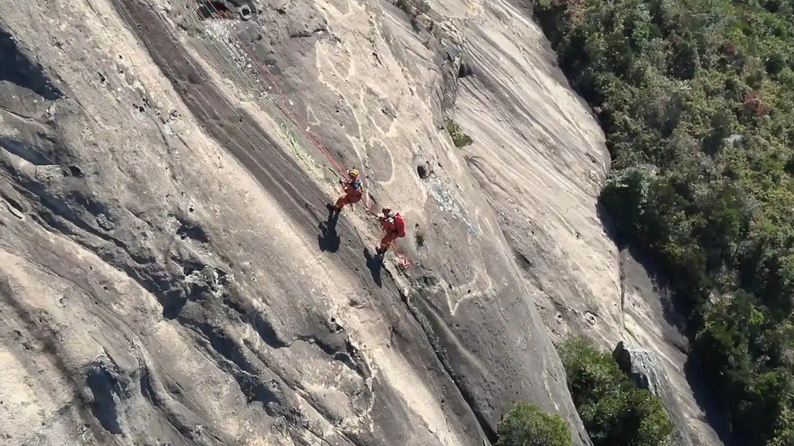 福建男子从悬崖坠落被一棵树救下