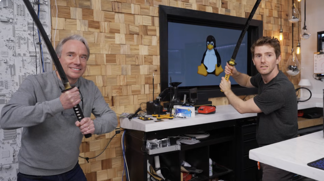 Linus现身亲手组装“理想Linux PC”，谈Linux未来：若有人更适合，我愿退位！