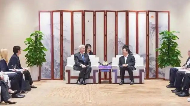 海南省委书记冯飞会见导演卡梅隆