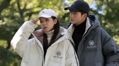 年轻人涌入高校买羽绒服