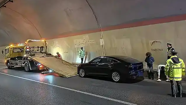 汽车高速路上刹车失灵该怎么做