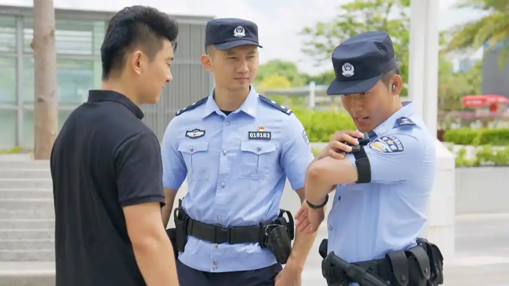 民警智能肩灯丝滑翻译获老外点赞