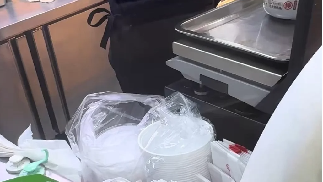 紫燕百味鸡店员打包时偷走牛肉