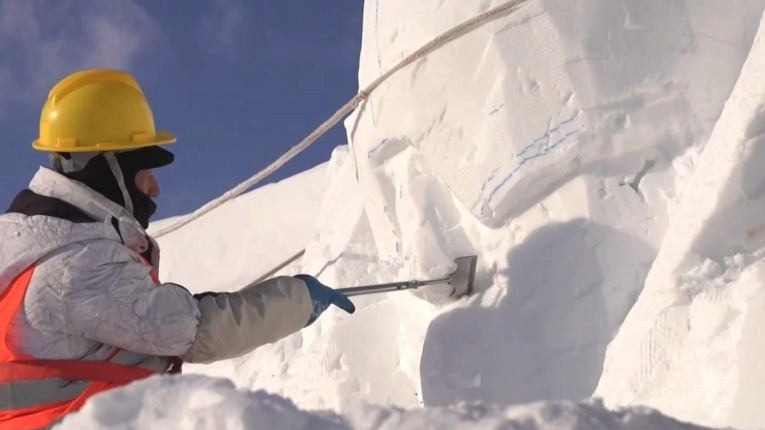 一天能赚超千元！雪雕师这一职业火了