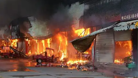 广西平果一市场发生火灾 消防通报