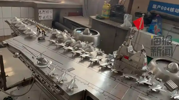 电焊工耗时3年自制不锈钢航母模型