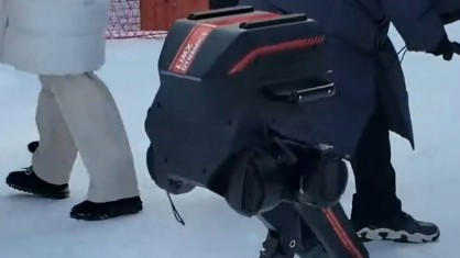 零下20℃ 谁把机器人送去滑冰了