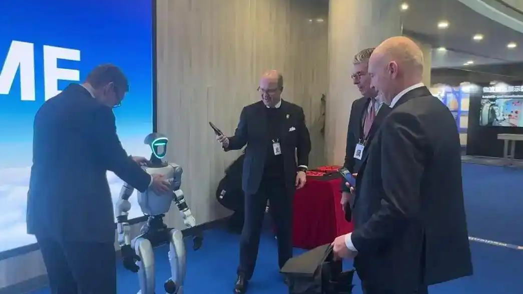 “脱钩中国就像朝自己的脚开枪”