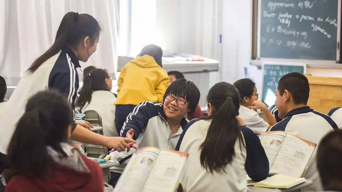 代表建议推行十二年义务教育