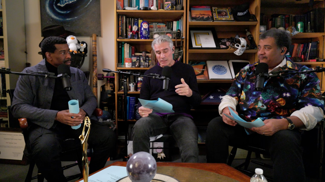 诺奖得主辛顿最新访谈：1 万个 AI 可以瞬间共享同一份“灵魂”，这就是为什么人类注定被超越