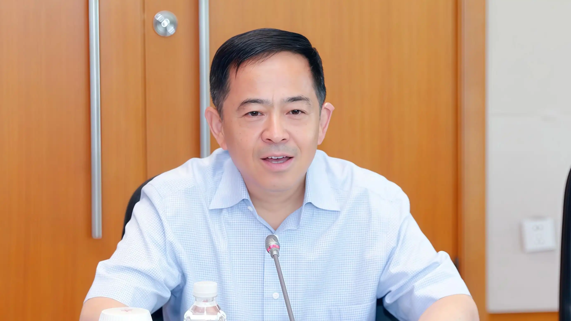 委员：不许休假很荒唐