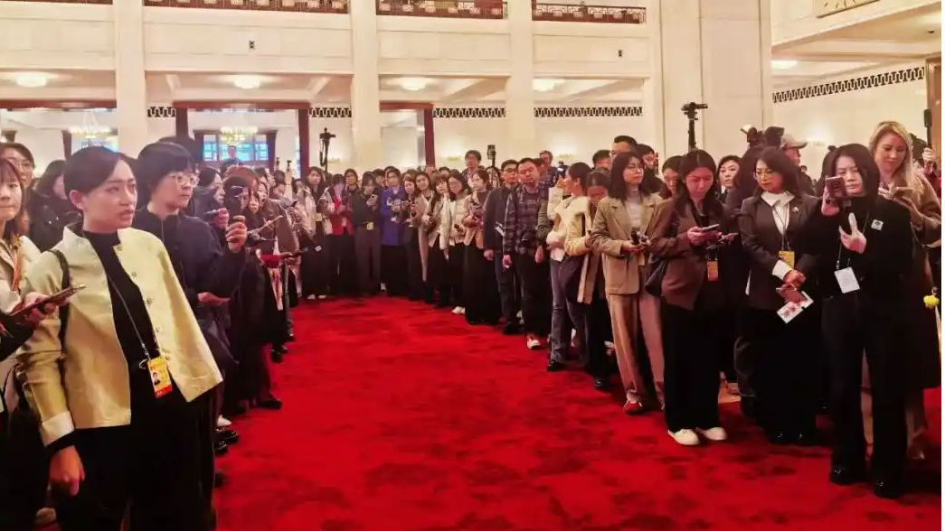 上会记者现在不扛摄像机啦