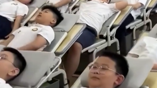 代表：希望中小学生都能躺下午休