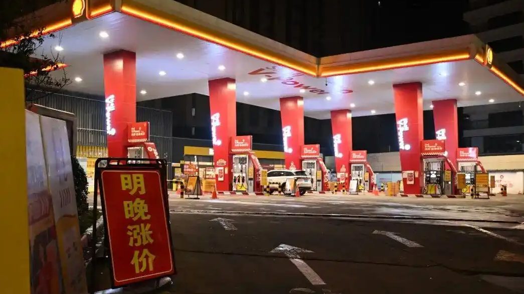 赶在涨价前抢加油 买油车的人后悔了