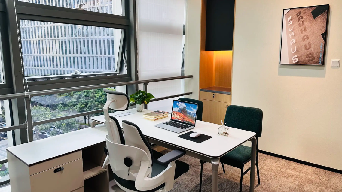 “一人公司”爆火 银行坐不住了