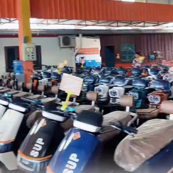 老挝多家电动车卖到断货 现严重缺货