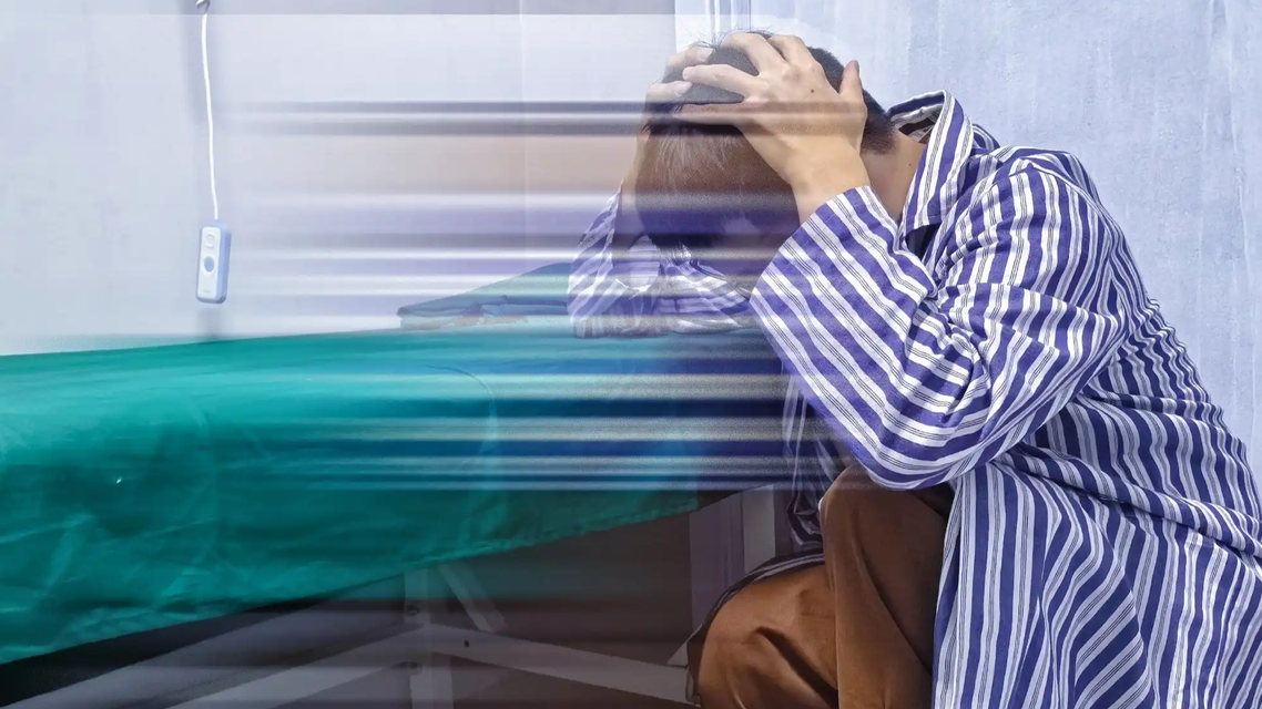 男子脑出血后夜晚对着墙角说话