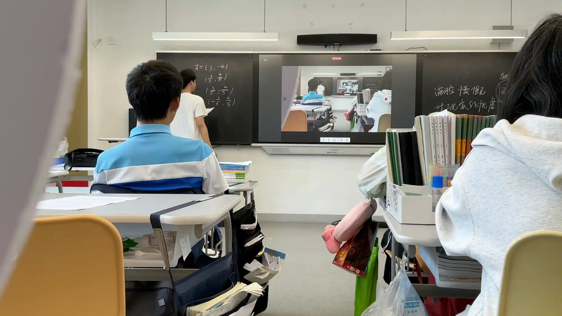 学生爆哭 高校“翻转课堂”引争议