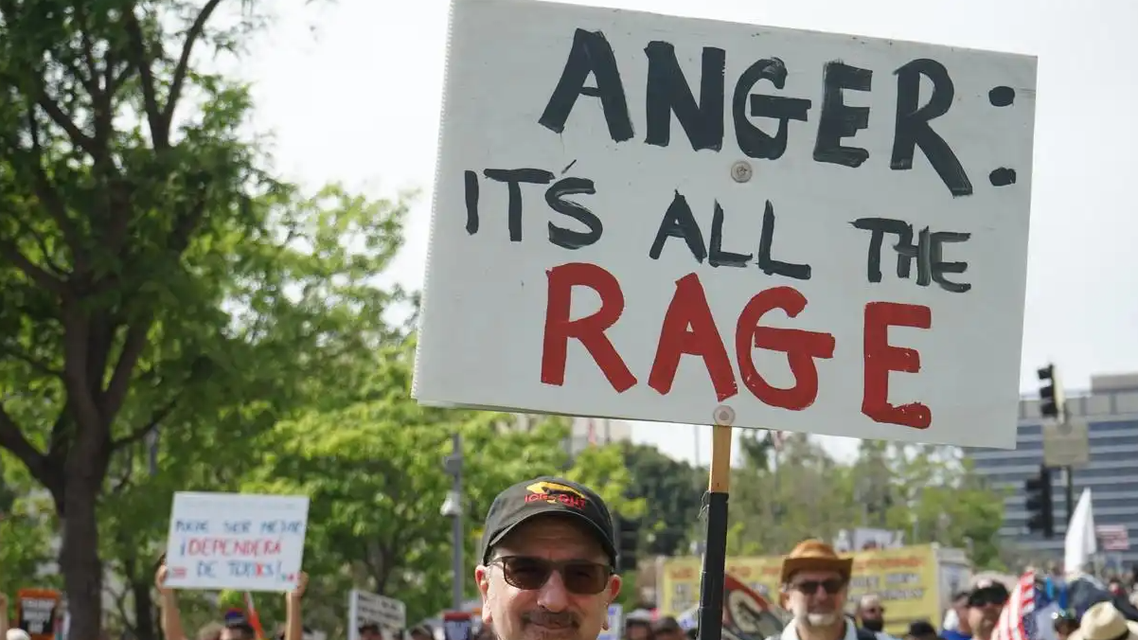 民调：美选民对特朗普不满意率创新高