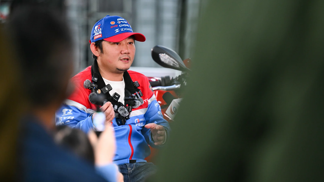 雨中追车的少年 近20年后站上领奖台