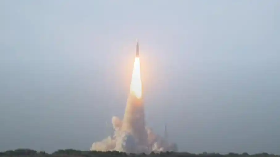 美国执行载人绕月任务火箭发射升空