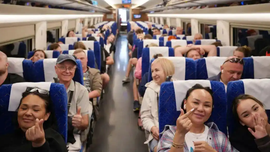 高铁车厢里全是外国人